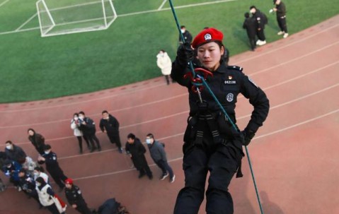 AYX-广州队训练开放日，转会期更衣室发声引欢呼，法甲在即，控场能力受关注(勇士交易发生后科尔紧闭更衣室大门)