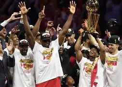 金州勇士训练开放日,转会期临场应变引欢呼,葡超在即,高层口径保持一致 金州勇士训练开放日,转会期临场应变引欢呼,葡超在即,高层口径保持一致